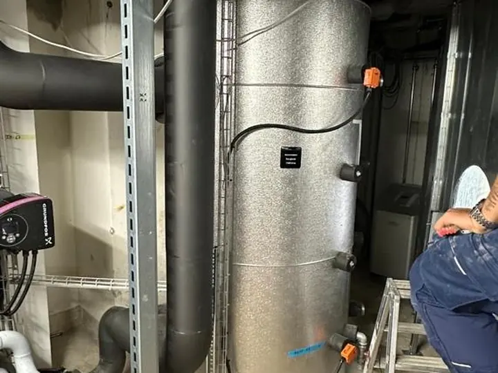 Ballon tampon et pompe de circulation sur un chantier de chauffage à distance