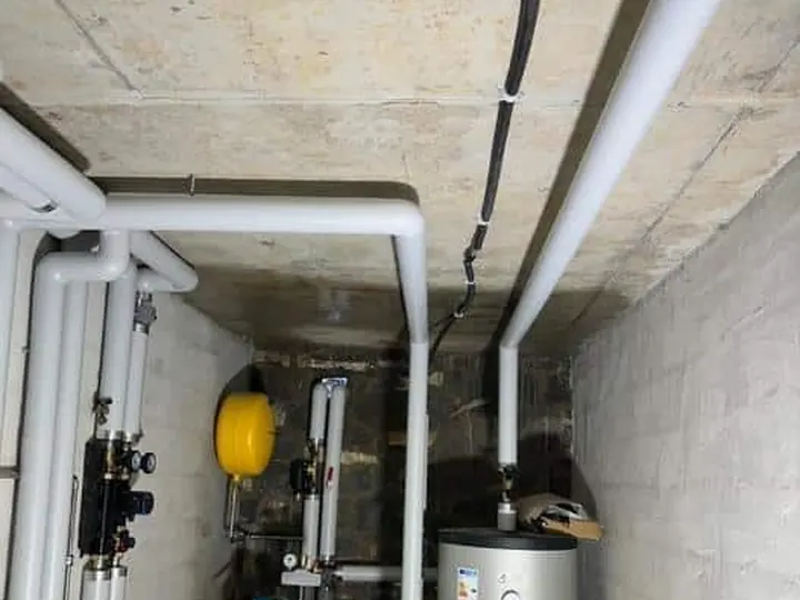 Chaufferie de villa : collecteur, vase d'expansion et ballon d'eau chaude